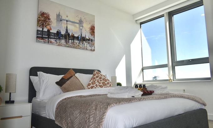 Bracknell Apartamento | Modern and Unique Fully Furnished City Centre 2Bed 2Bath Free Parking