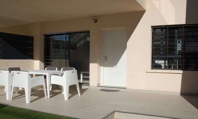 Pueblo Latino Apartamento | Apartamento moderno a 200 m del mar con terraza orientada al sur y piscina.