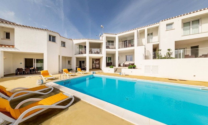 Monte Petrosu Apartamento | moderno apartamento a 5 min del mar con piscina, aire acondicionado y wi-fi