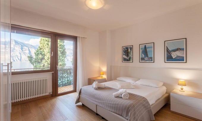 Cassone Apartamento | Moderno apartamento "Gennaker" a orillas del lago con terraza y vistas