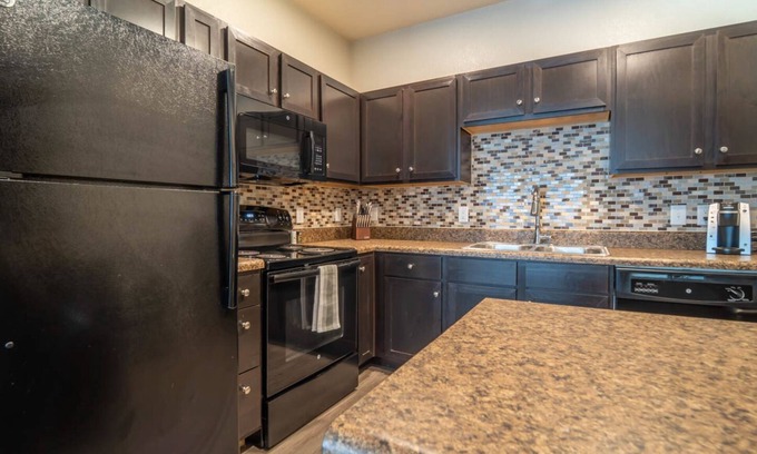 Powdersville Apartamento | Modern Apartment in Prime Location (ID8167X79)