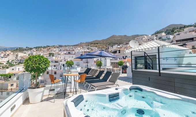 Cómpeta Apartamento | Apartamento Moderno en Cómpeta I con Vista a la Montaña, Wi-Fi y Terraza