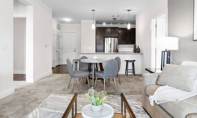 Matthews Apartamento | Modern Apartment in Prime Location (ID8773X59)