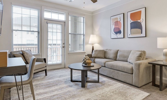 Matthews Apartamento | Modern Apartment in Prime Location (ID8773X71)
