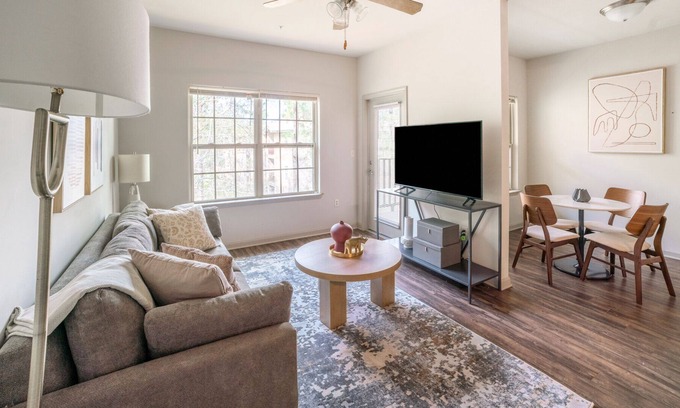 Covington Apartamento | Modern Apartment in Prime Location (ID8014X44)
