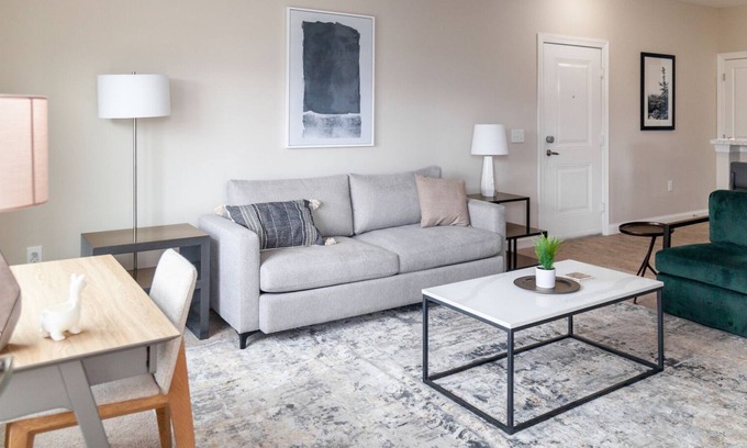 Lewis Center Apartamento | Modern Apartment in Prime Location (ID5458)
