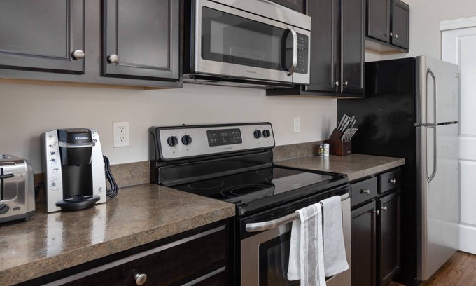 Lewis Center Apartamento | Modern Apartment in Prime Location (ID4409X99)