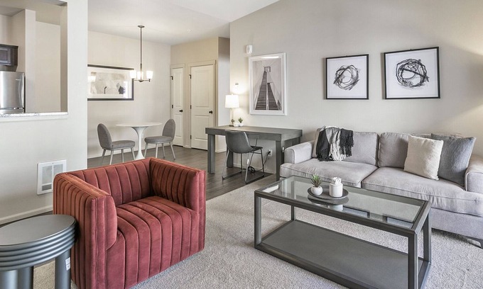 Edgewood Apartamento | Modern Apartment in Prime Location (ID5933X36)