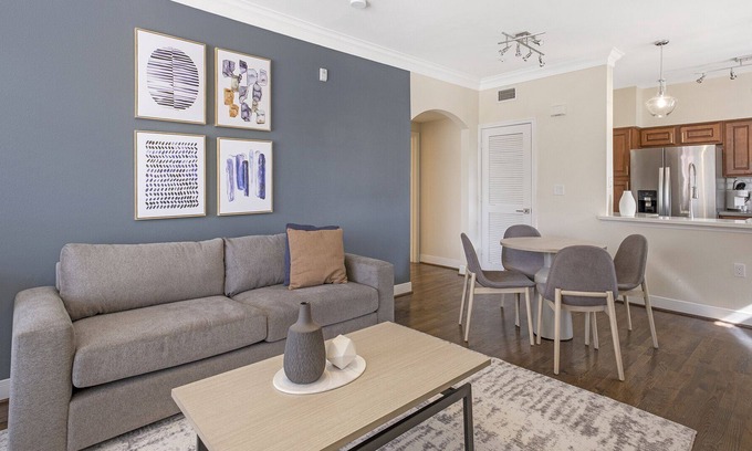 Energy Corridor Apartamento | Modern Apartment in Prime Location (ID2680X65)