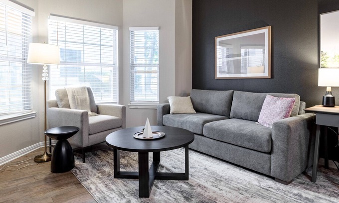 Sweetbriar Apartamento | Modern Apartment in Prime Location (ID7659X35)