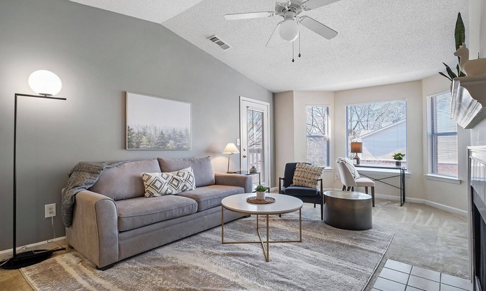 Hoover Apartamento | Modern Apartment in Prime Location (ID8312)