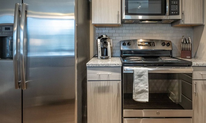 West Ashley Apartamento | Modern Apartment in Prime Location (ID8477X75)