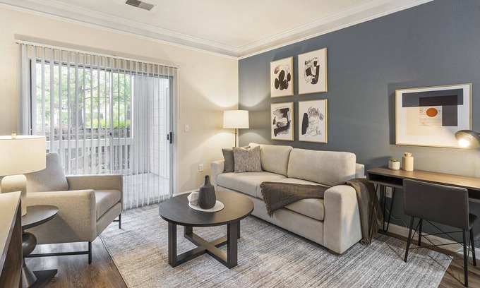 Greenbrier East Apartamento | Modern Apartment in Prime Location (ID1169X399)