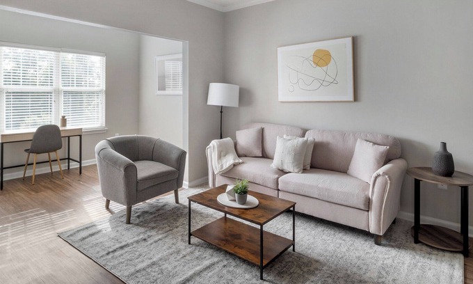 Ladson Apartamento | Modern Apartment in Prime Location (ID1388X007)