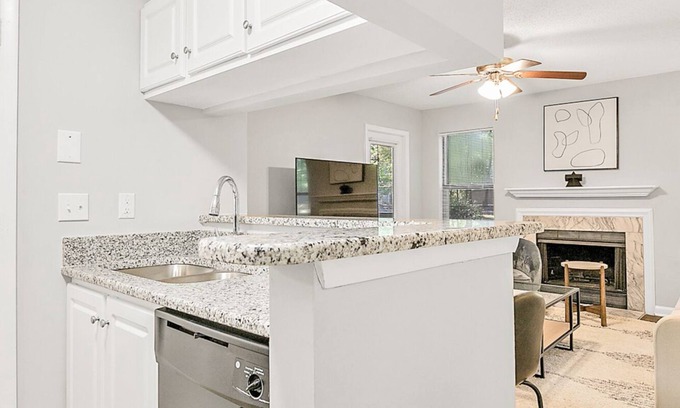 New Irving Park Apartamento | Modern Apartment in Prime Location (ID6735X37)