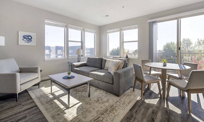 Louisville Apartamento | Modern Apartment in Prime Location (ID5169X02)