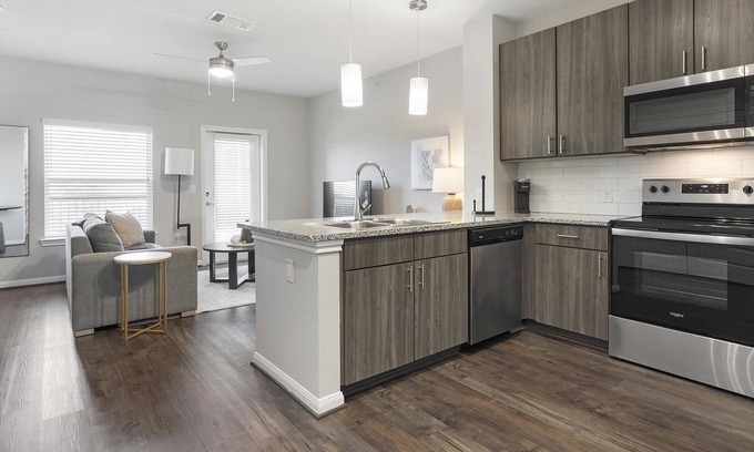 Stone Oak Apartamento | Modern Apartment in Prime Location (ID7253X29)