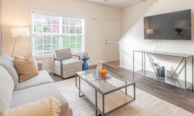Spring Hill Apartamento | Modern Apartment in Prime Location (ID7689X22)