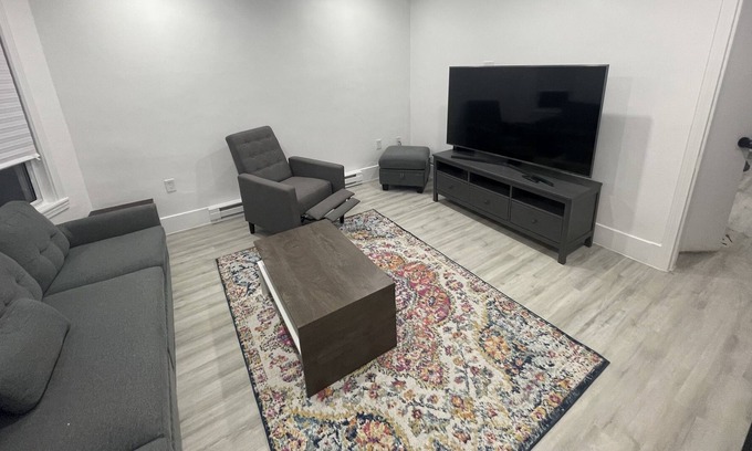Worcester Casa | Modern apartment in Worcester w/ all amenities. 5 minutes away from White City.