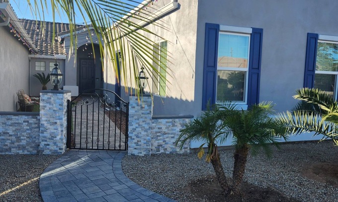 Mesa Apartamento | Modern Apartment Located in the Beautiful Groves Area