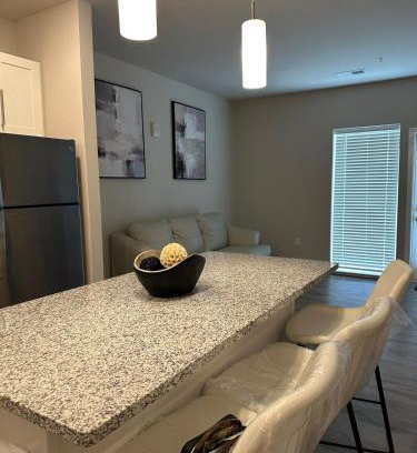 Prairie Point-Wildberry Apartamento | Modern Apartment min from MCI