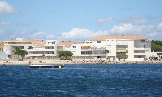 Meze Apartamento | Apartamento moderno en la playa en el sur de Francia, balcón y espacio para automóviles.