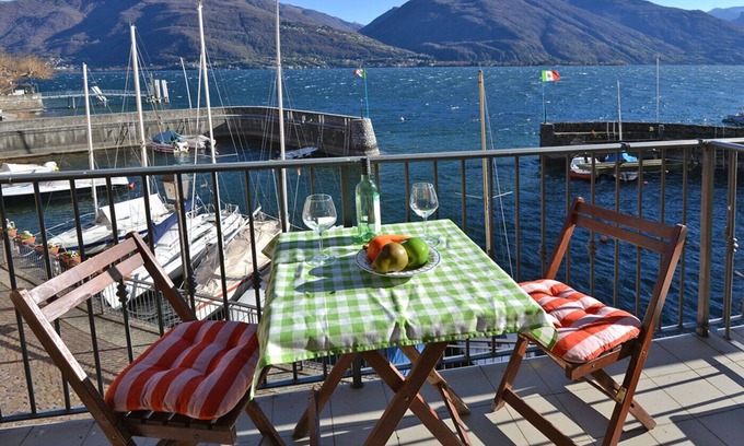 Vignola Apartamento | Modern apartment with balcony and lake view, located directly on Lake Como