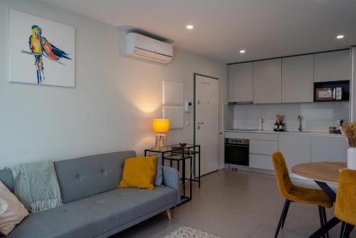Paranhos Apartamento | Modern apartment with balcony and free parking