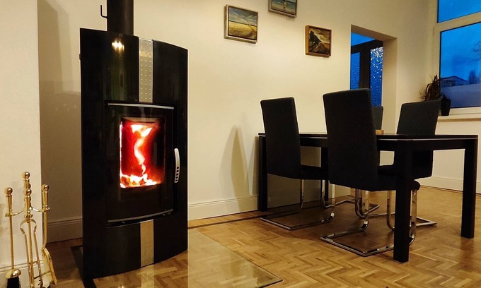 Schwerin Apartamento | Modern apartment with fireplace, e-charging station and free parking space