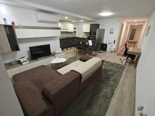 Luqa Apartamento | Modern Apartment with Large Outdoor Area - Sleeps 7, Close to Malta International Airport
