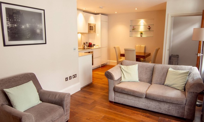 St. Pancras Apartamento | Modern apartment with sofa bed, patio and private entrance