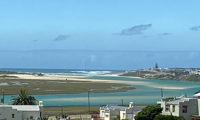 Still Bay Apartamento | Modern apartment with sea, river & garden view in charming Still Bay. No smoking