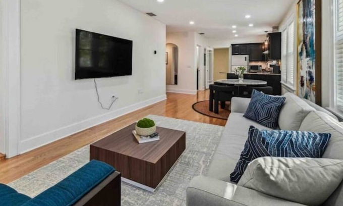 Crescent Lake Apartamento | Modern apt 5 min to downtown Hot tub pets ok
