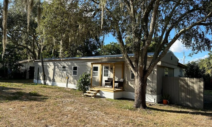 Leesburg Casa | Modern Apt! Close to Tavares! Cozy w/ Private entrance!!