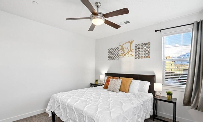American Fork Apartamento | Modern Apt., Comfy Bed, Hot Tub, Gym, Wi-Fi, Roku TV