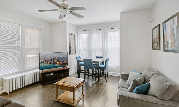 Libertyville Apartamento | Modern apt in DT Libertyville Near Naval Base