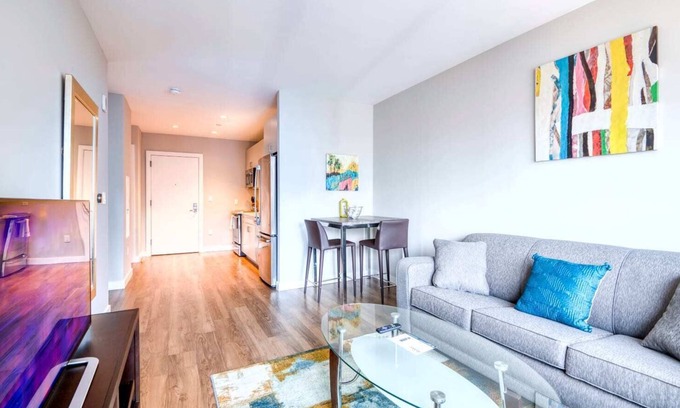 Seaport District Apartamento | Modern Apt with Water Views and Gym