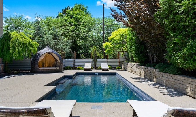 Westside North Casa | Modern Architectural House with Pool and Hot Tub