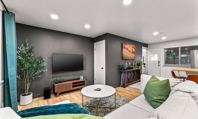 Scenic Heights Apartamento | Modern Arvada Suite | Sauna & Games