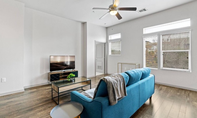 Pleasant Valley Apartamento | Modern Austin 2BR 2B Apt. w/Pool, Parking & WIFI
