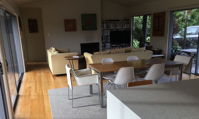 Kuaotunu Casa | Modern Bach - level 5 minute walk to Kuaotunu Beach