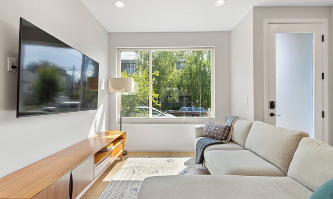 Ballard Casa | Modern Ballard Retreat – Walk to Cafes & Parks