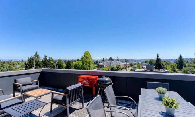 Loyal Heights Casa | Modern Ballard Townhome w/Rooftop Views