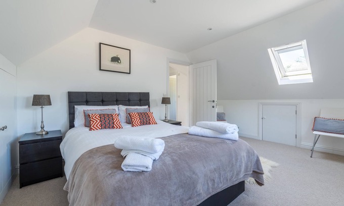 Crookham Village Cabaña | Conversión de granero moderno, vistas rurales, cerca de Odiham