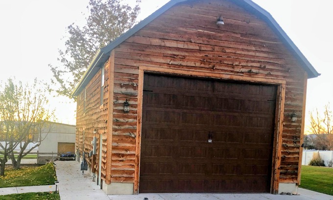 Hyde Park Casa | Modern Barn near Logan but in a quiet neighborhood.