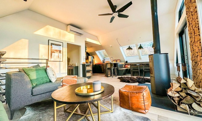Morrisville Casa | Modern barn perched on 24 acres w/ stunning views of mountains & ski resort