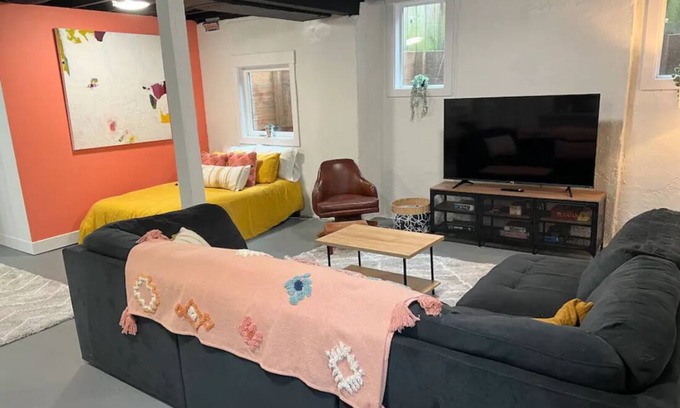 Piedmont Apartamento | Modern basement apartment one block from Peninsula Park!