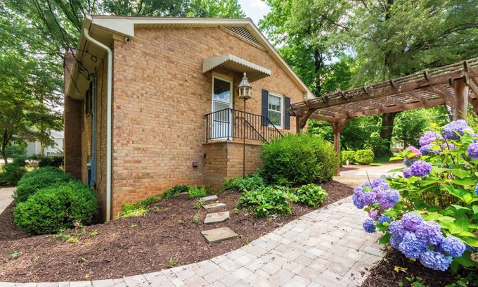Greensboro Apartamento | ‼️Modern Basement Suite‼️ | 2BR Sofa Bed, Parking