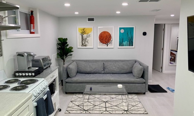 Columbia Heights Apartamento | Modern Basement Suite w/ Private Entrance in Quiet Tree-Filled Neighborhood