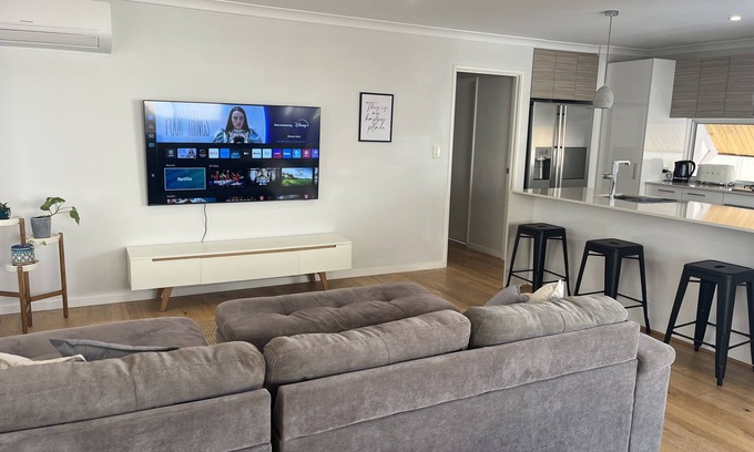 Scarborough Casa | Modern Beach House in Scarborough. Walking distance to the beach!